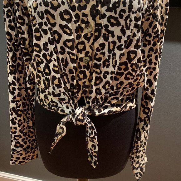 Style Envy leopard print button front hem tie blouse. Medium. - Picture 3 of 6